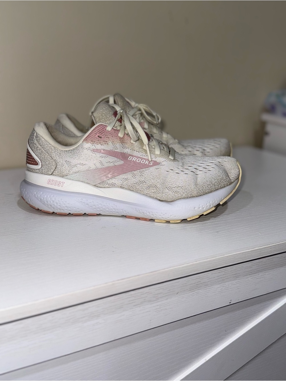 Brooks Ghost 16 Women’s Size 8 White Pink Running Shoes